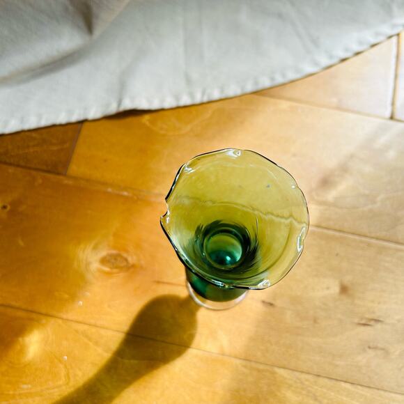 Vintage etched green bud vase - Picture 8 of 9